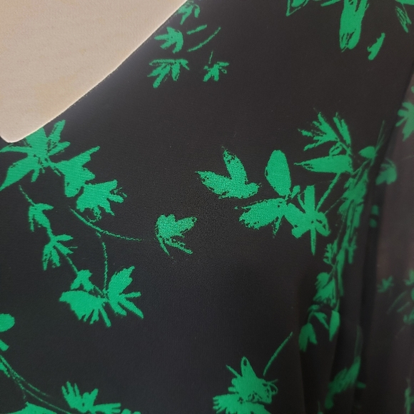 Torrid floral print shirt, plus size 0, green and black - Picture 8 of 8